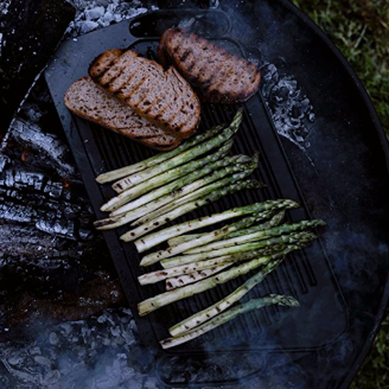A sturdy Cast Iron Griddle, perfect for evenly cooking a variety of dishes, from pancakes to grilled sandwiches, with excellent heat retention and a long-lasting, durable design.