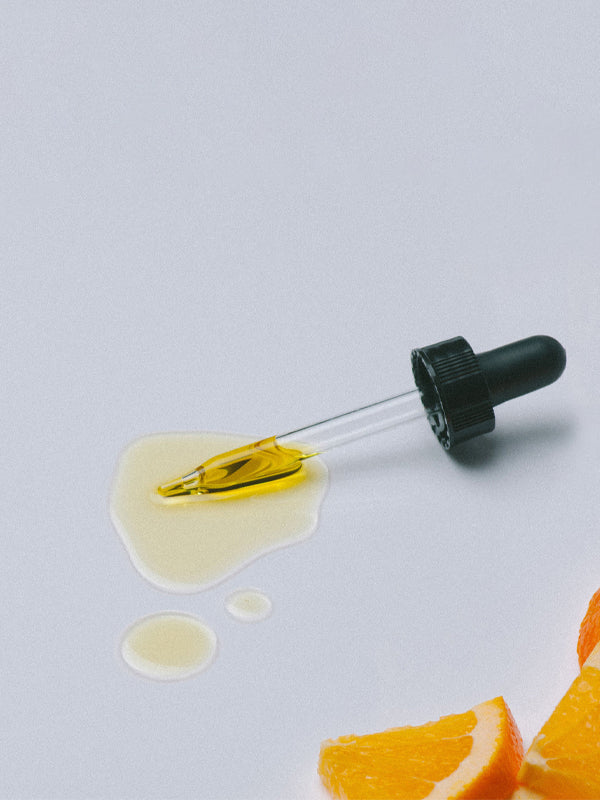 Invigorating grooming oil infused with wild orange and cedarwood, offering a refreshing citrus aroma balanced with warm, earthy notes for deep nourishment and hydration.